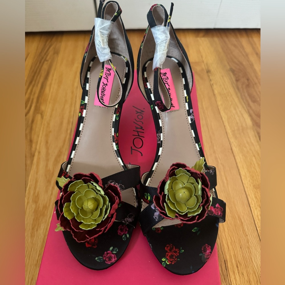 Betsy Johnson black floral heel